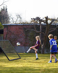 Kinder spielen mit dem Fussball Rebounder von Muninsports