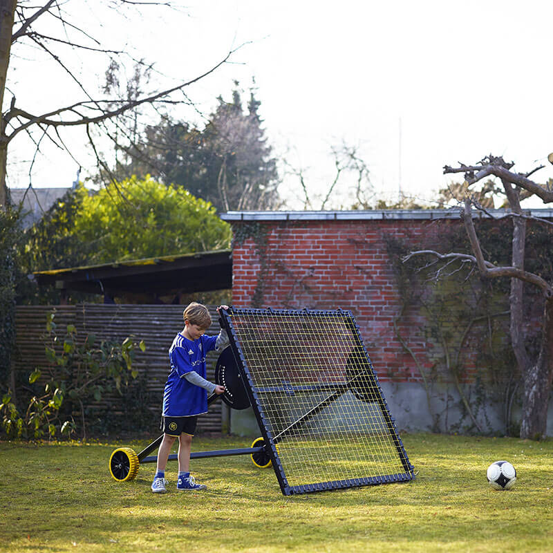 Ein Kind befestigt den Muninsports Rebounder