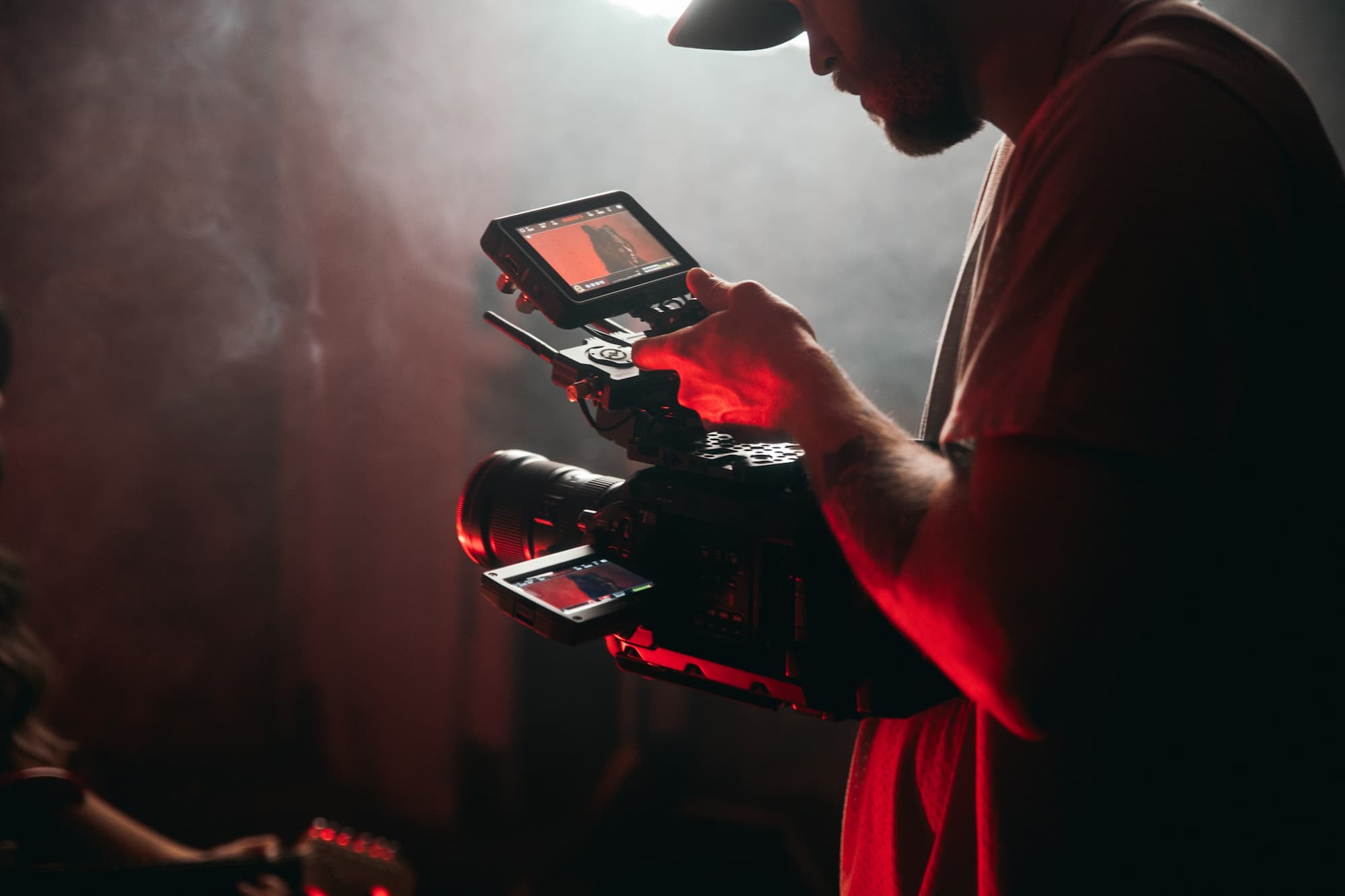 Eine Kamera wird in dunklem Licht gehalten für ein Fussball Bewerbungsvideo 
